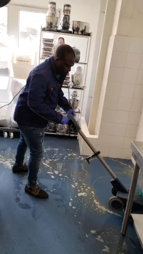 Nettoyage professionnel dans un restaurant à Montreuil par ISIEFE, Bagnolet, ISIEFE
